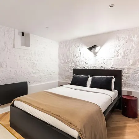 Duplex De Luxe Avec Billard Et Baignoire Appartamento Parigi